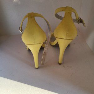 Women/Teen yellow suede heels